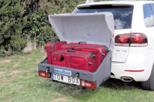 towbox v1 zamontowany z torbami