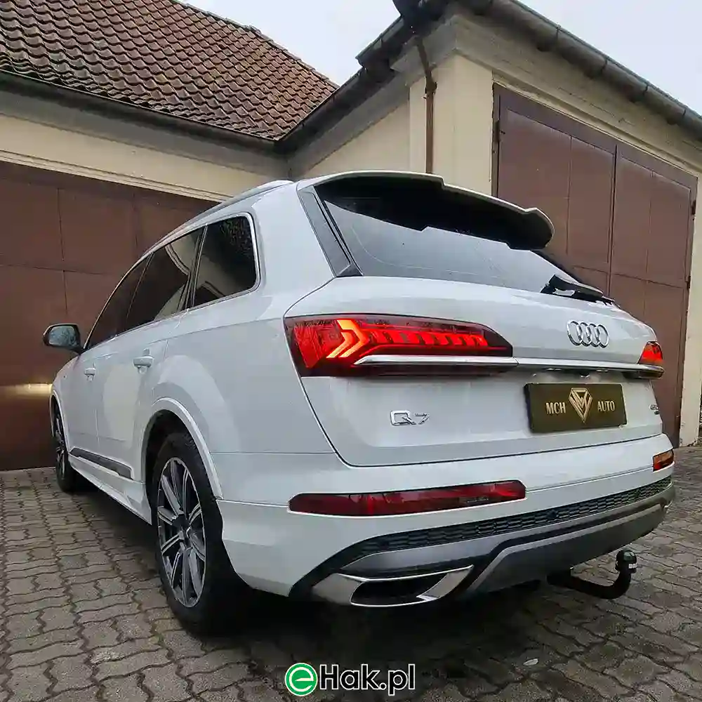 Montaż haka holowniczego Audi Q7 (2)