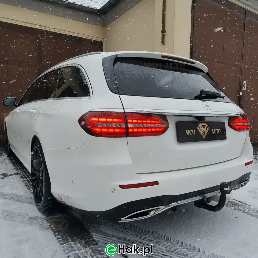 montaż haka holowniczego mercedes e w213 2