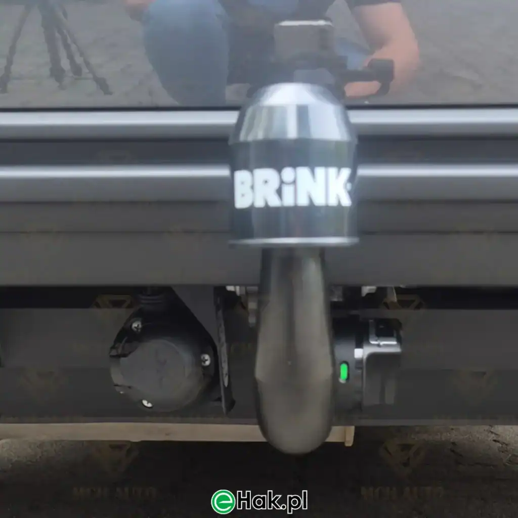 2 montaż haka holowniczego audi q3 z sfd2