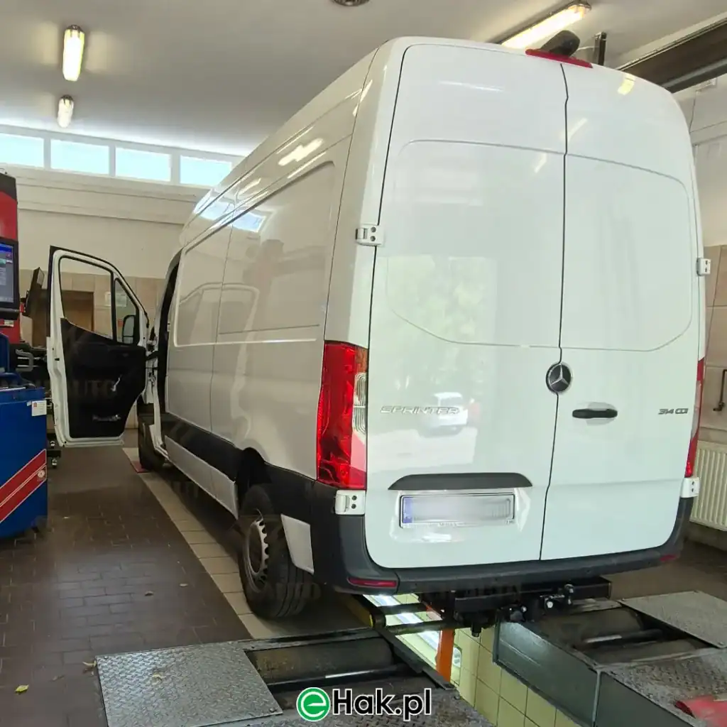 montaż haka holowniczego mercedes sprinter