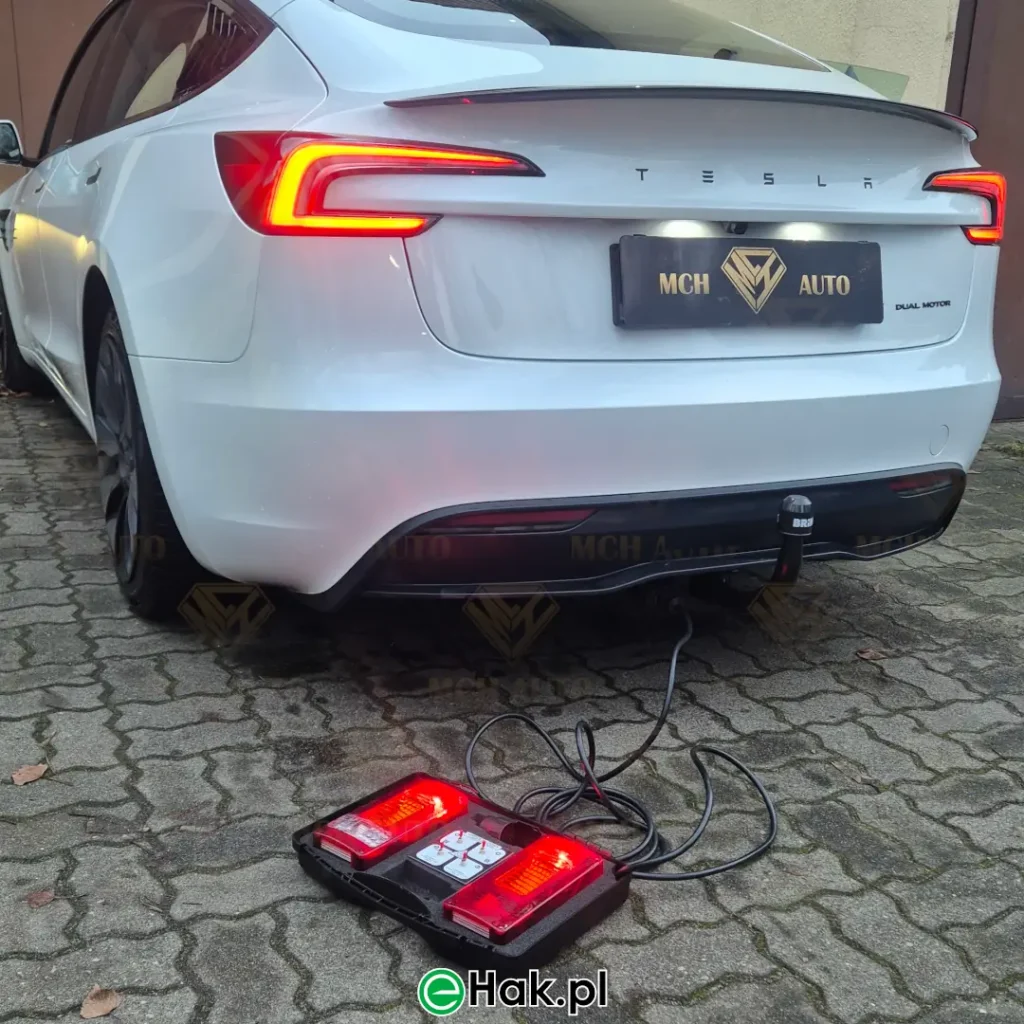 montaż haka holowniczego tesla model 3