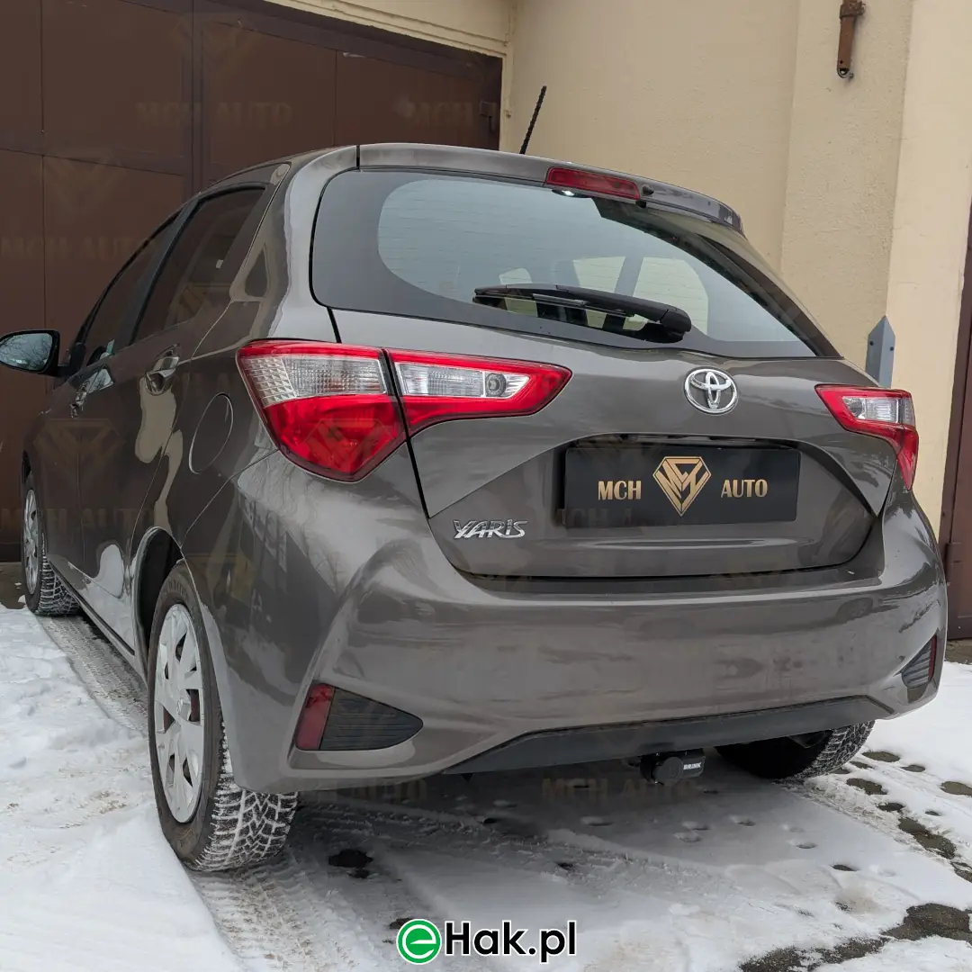 6 montaż haka holowniczego toyota yaris