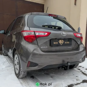 7 montaż haka holowniczego toyota yaris